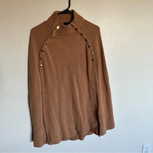 G.I.L.I. Sweater Cape / Poncho with Button Detail - Picture 3 of 8